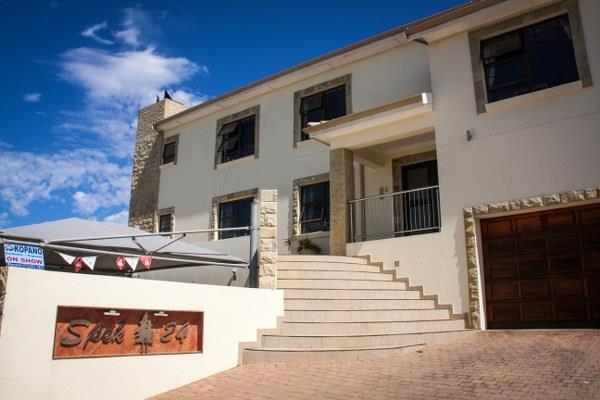 8 Bedroom Property for Sale in Wavecrest Eastern Cape